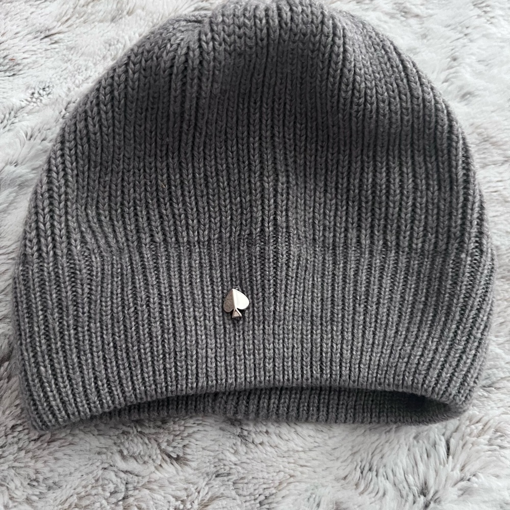 kate spade gray ribbed knit beanie with spade emblem